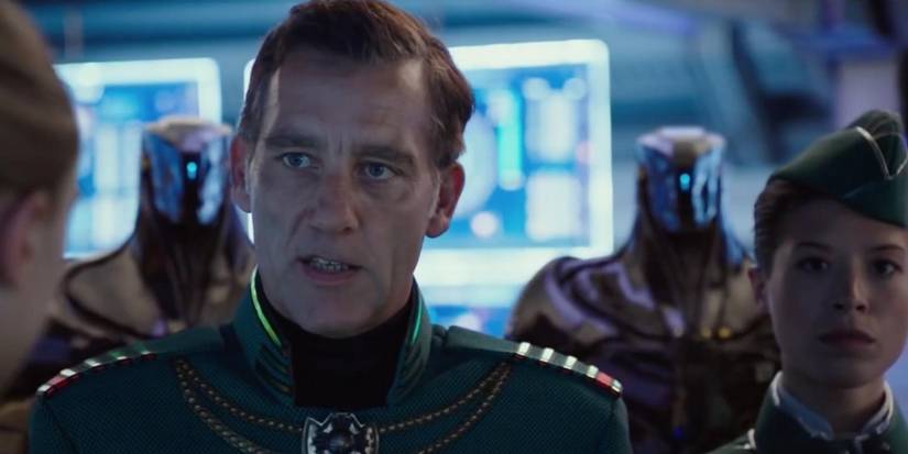 Clive Owen as Arun Filitt talking to soliders in Valerian and the City of a Thousand Planets.