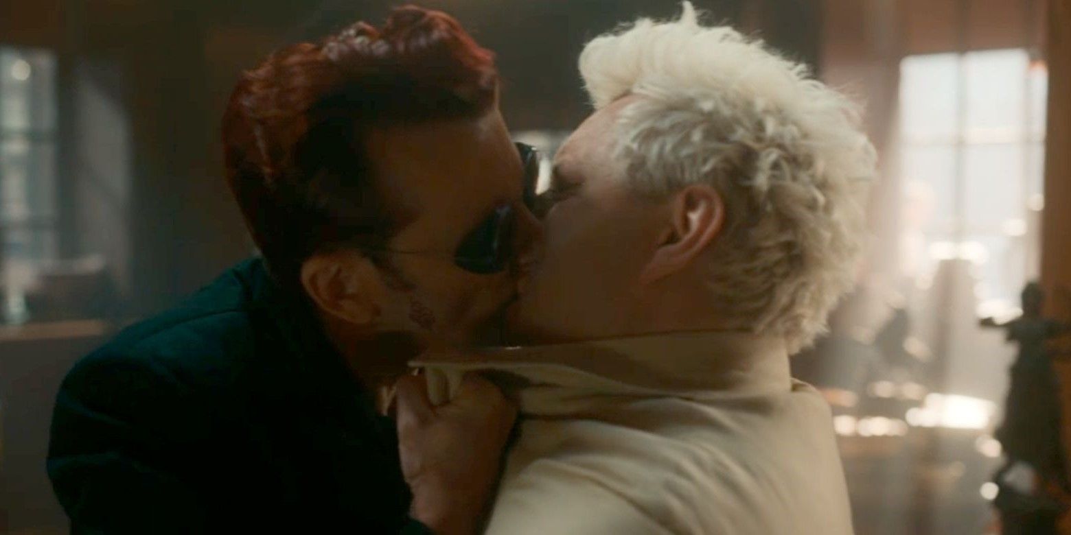 Crowley kisses Aziraphale