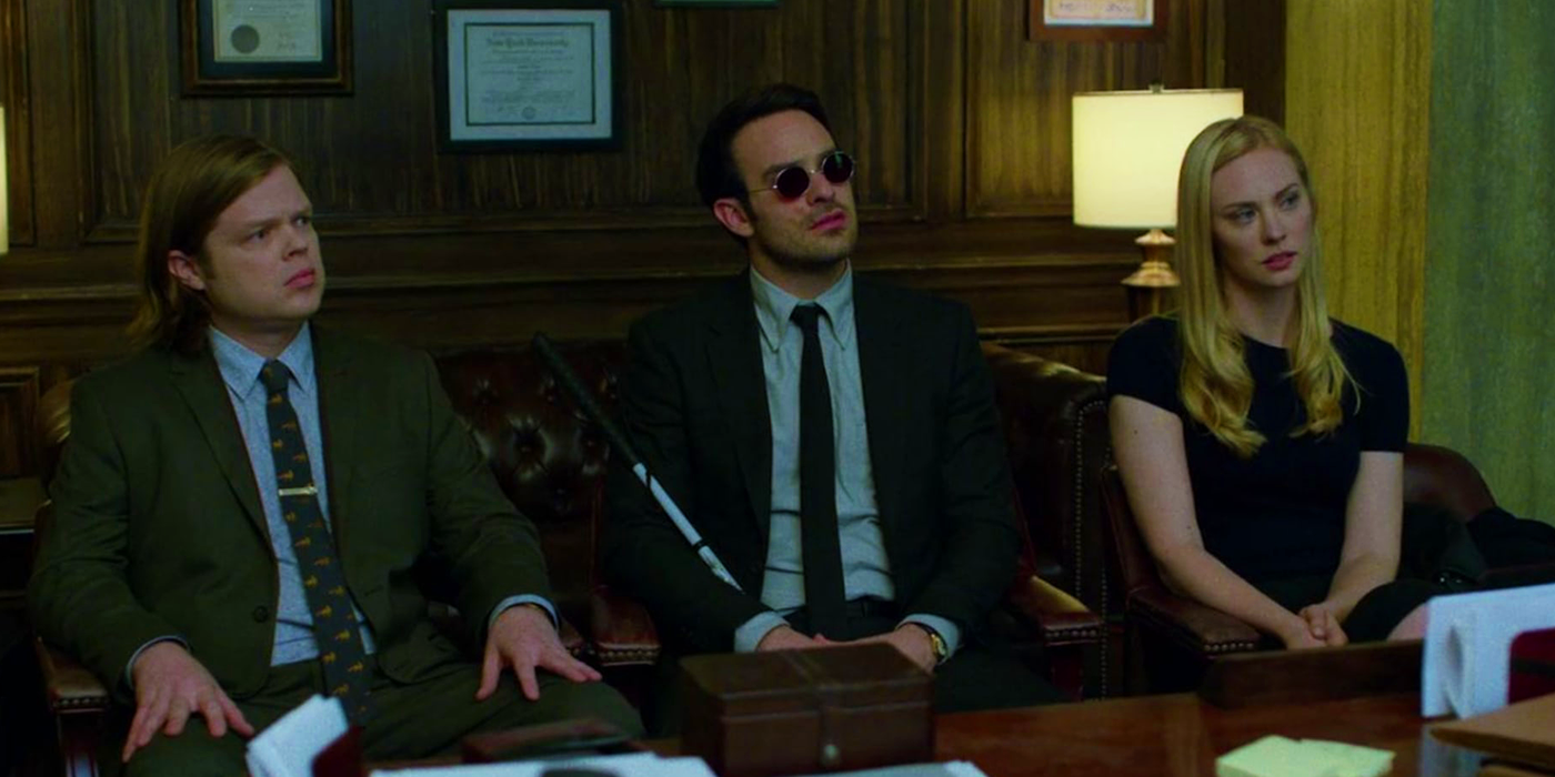 Foggy Nelson, Matt Murdock e Karen Page sentados em fila em Demolidor na Netflix