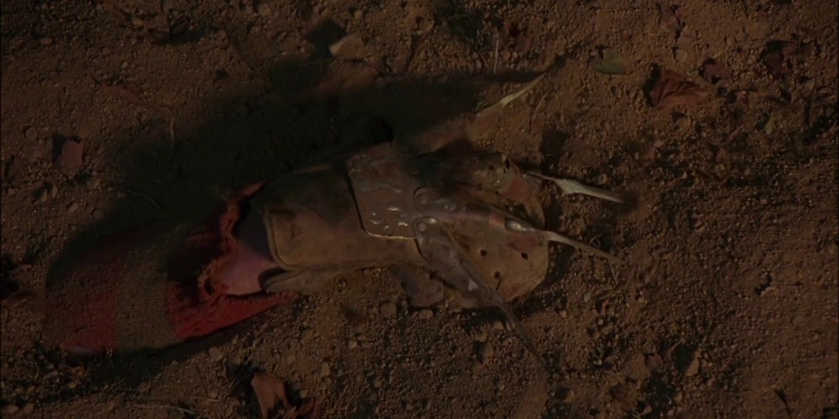 Freddy grabs Jason&rsquo;s mask in Jason Goes to Hell