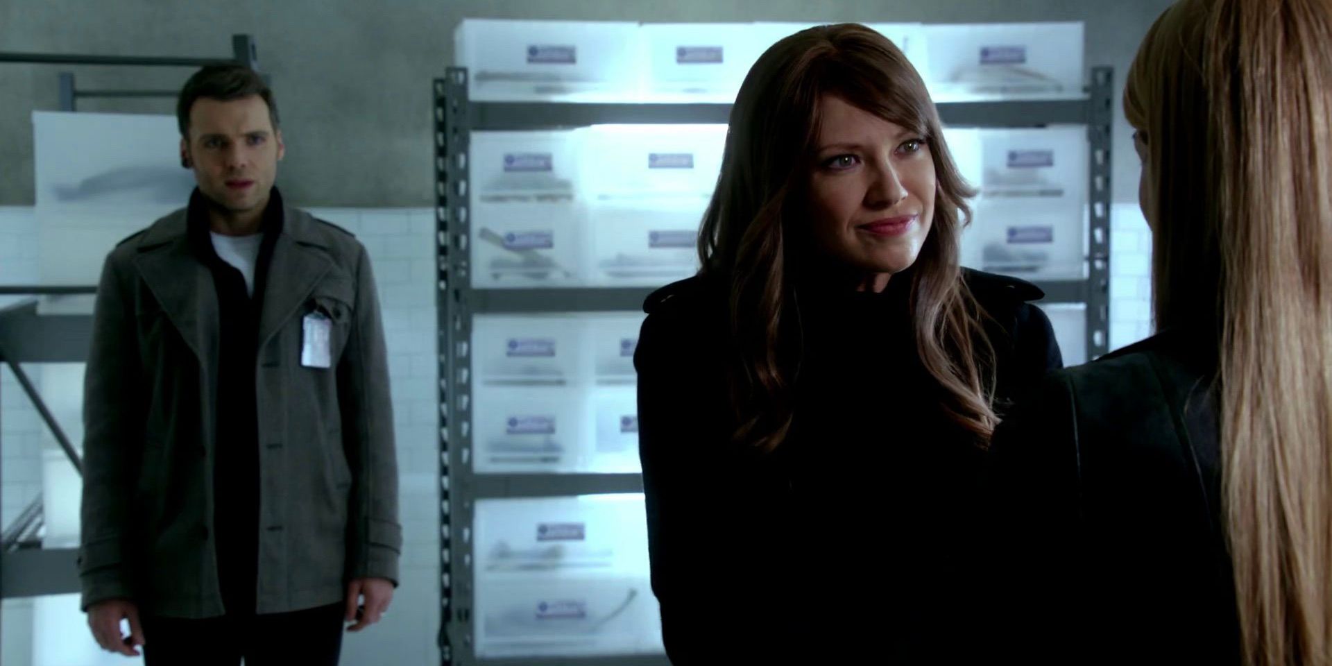 Fauxlivia and Lincoln talk to a woman off-screen