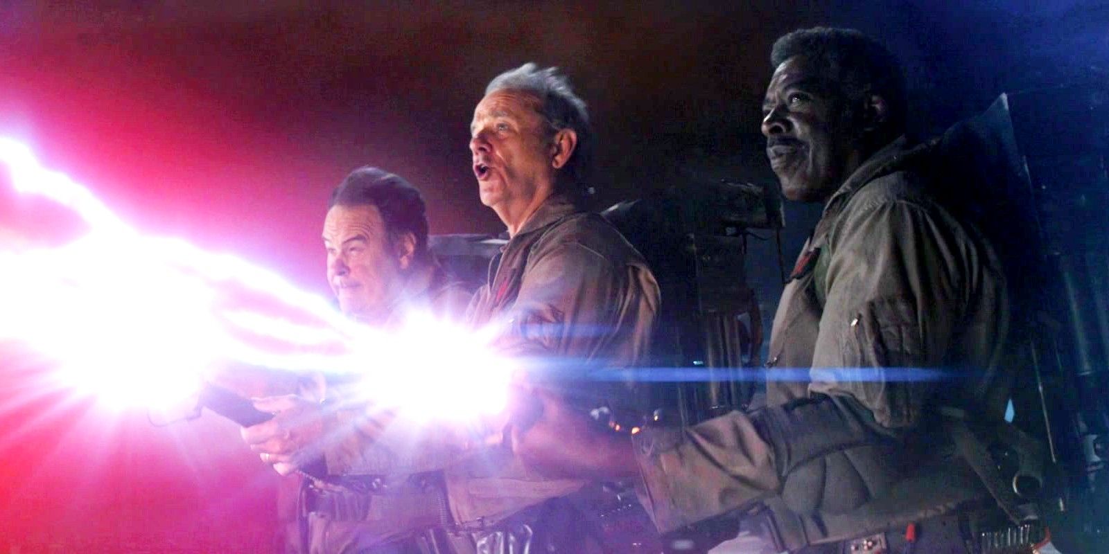 Dan Aykrody como Ray Stantz, Bill Murray como Peter Vankman e Ernie Hudson como Winston Zeddemore A equipe original dos Caça-Fantasmas usa seus blasters em Afterlife