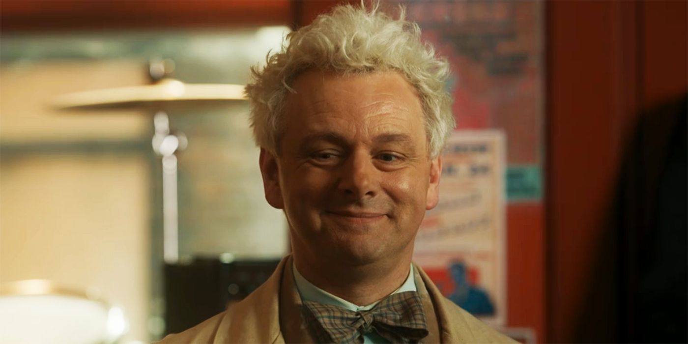 Michael Sheen sonríe como Azirafel en la temporada 2