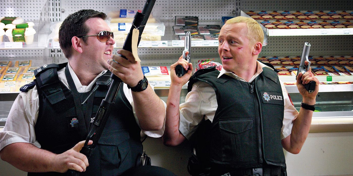 Николас ва Дэнни дар як растаи савдо дар Hot Fuzz истодаанд