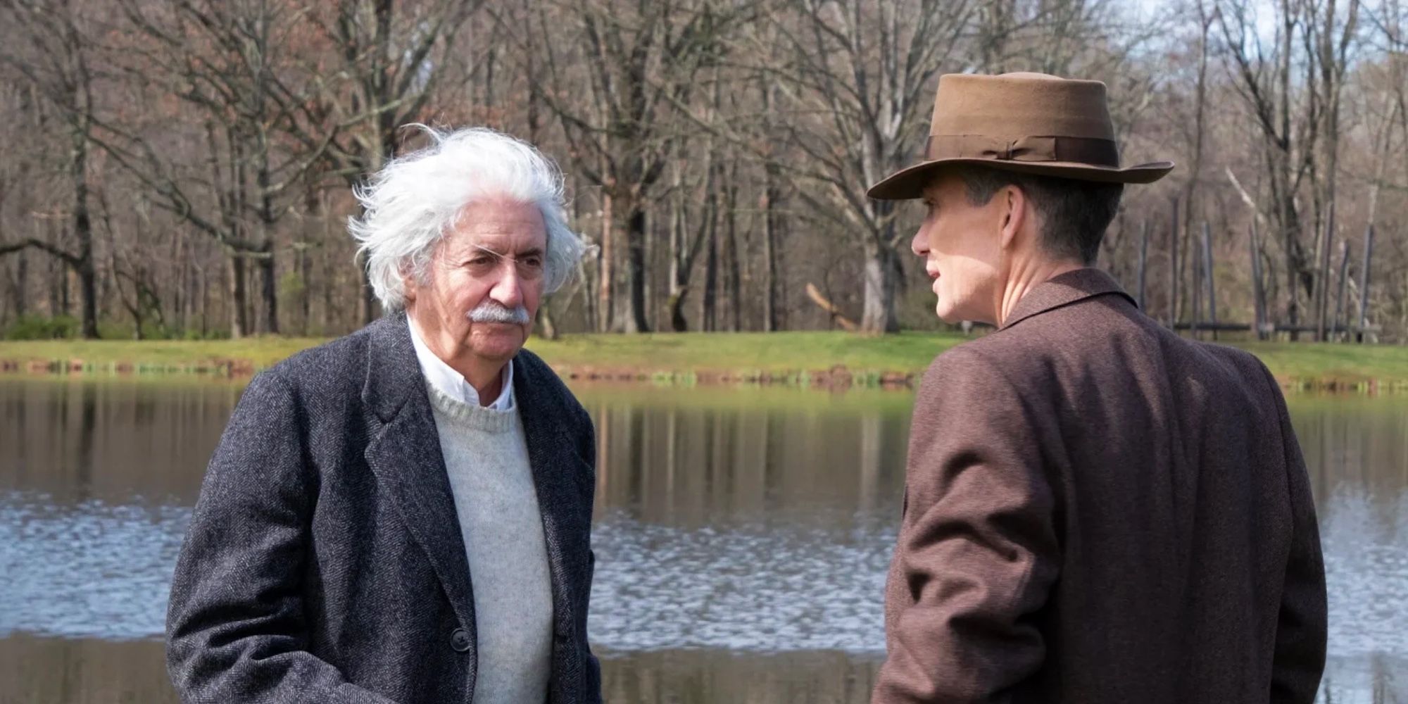 Oppenheimer (Cillian Murphy) e Einstein (Tom Conti) à beira do lago em Oppenheimer