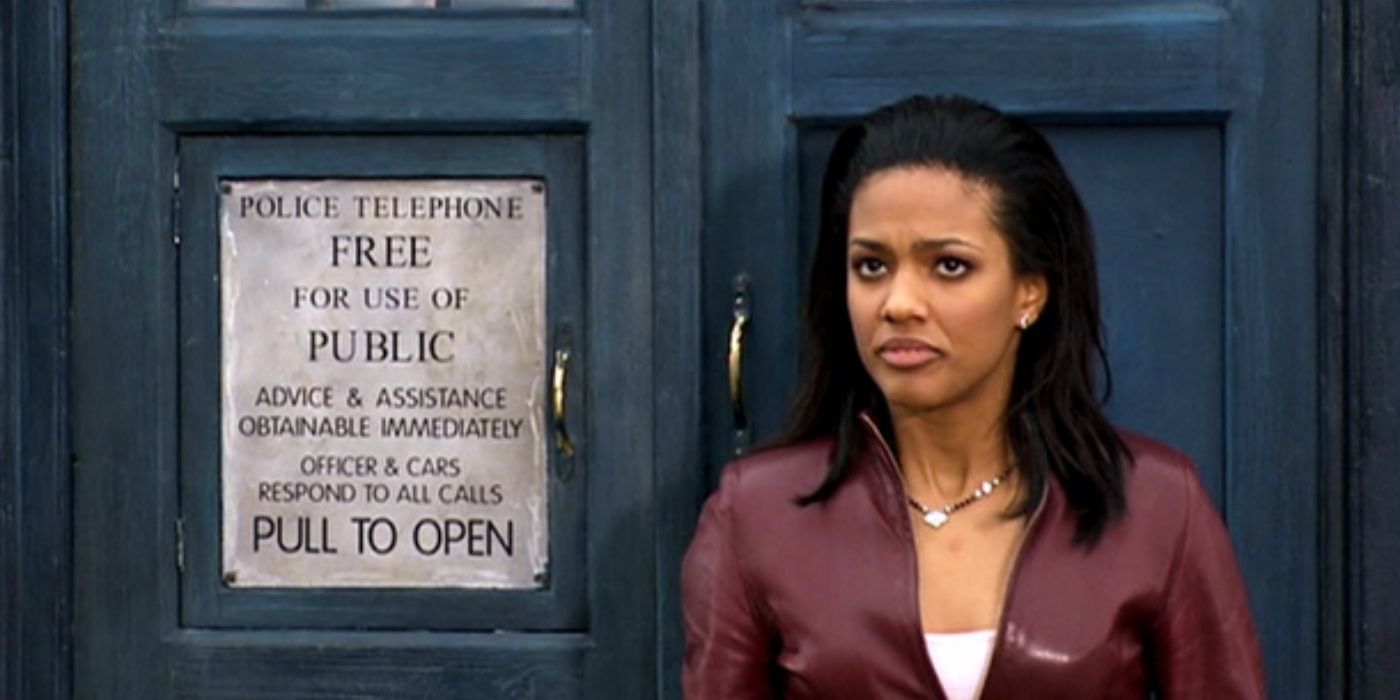Freeman Agyeman como Martha Jones encostada na Tardis em Doctor Who