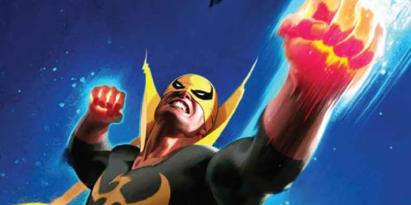 Punho de Ferro dando um soco em um cenário de céu estrelado nos quadrinhos da Marvel