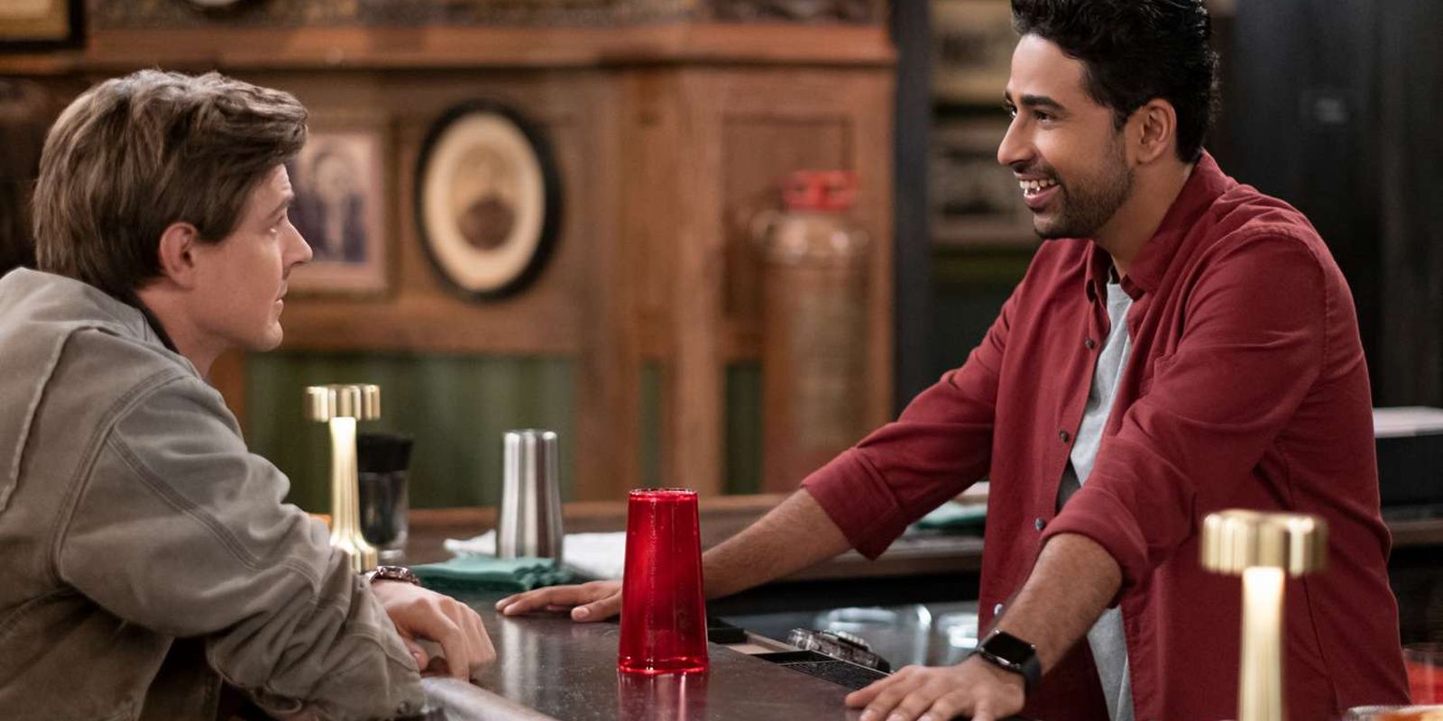 Jesse talks to Sid who&rsquo;s working behind the bar at Pemberton&rsquo;s.