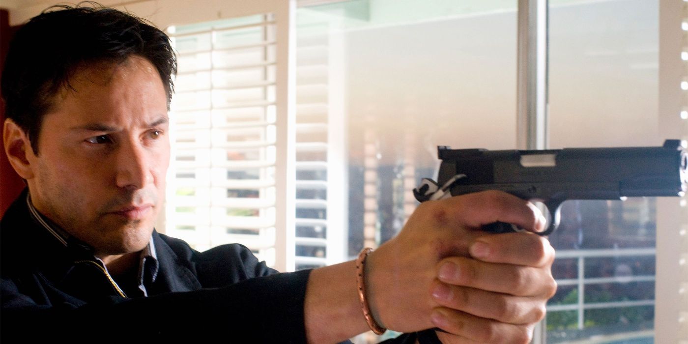 Detective Tom Ludlow (Keanu Reeves) pointing a gun in Street Kings.