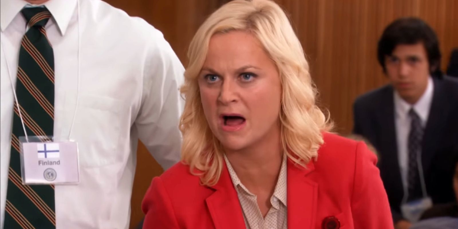 Leslie grita um insulto agressivo para Ben na ONU modelo.