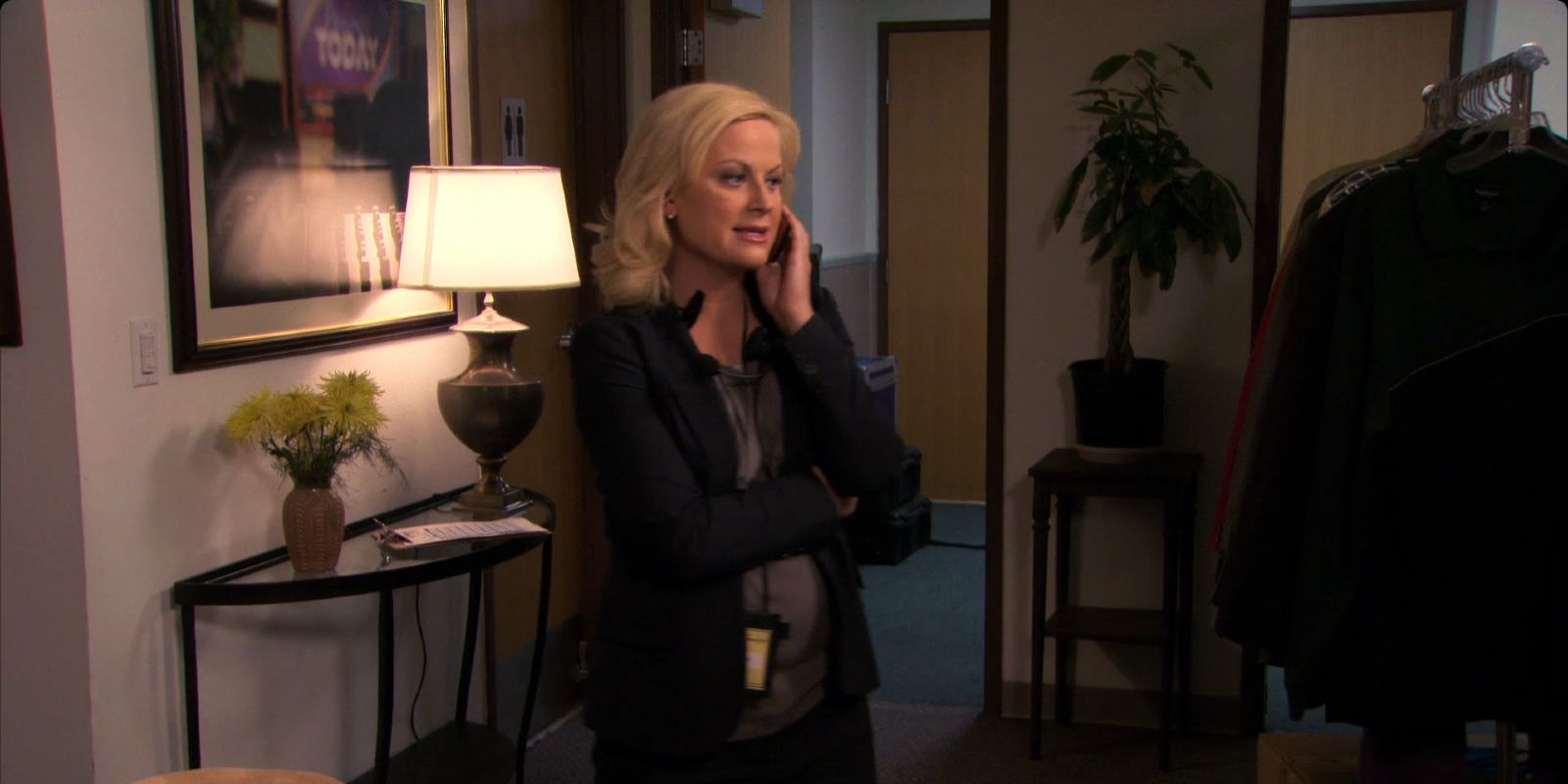 Leslie liga para si mesma ao telefone para ter uma conversa estimulante.