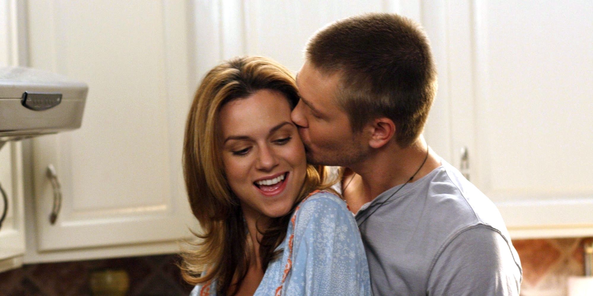 Lucas beijando o templo de Peyton em sua cozinha em One Tree Hill