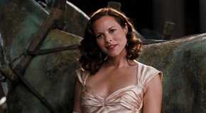 Maria Bello as Evie smiling in The Mummy Tomb of the Dragon Emperor