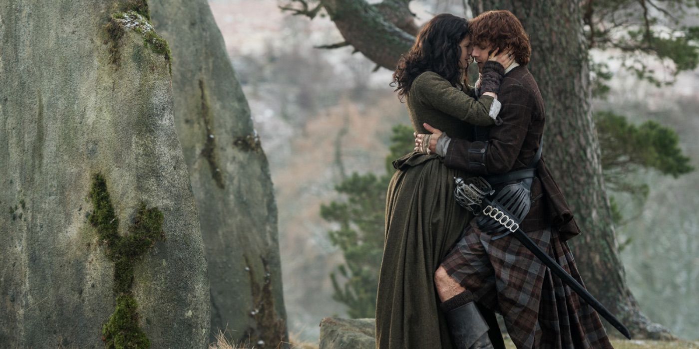 Jamie and Claire kiss in Outlander 