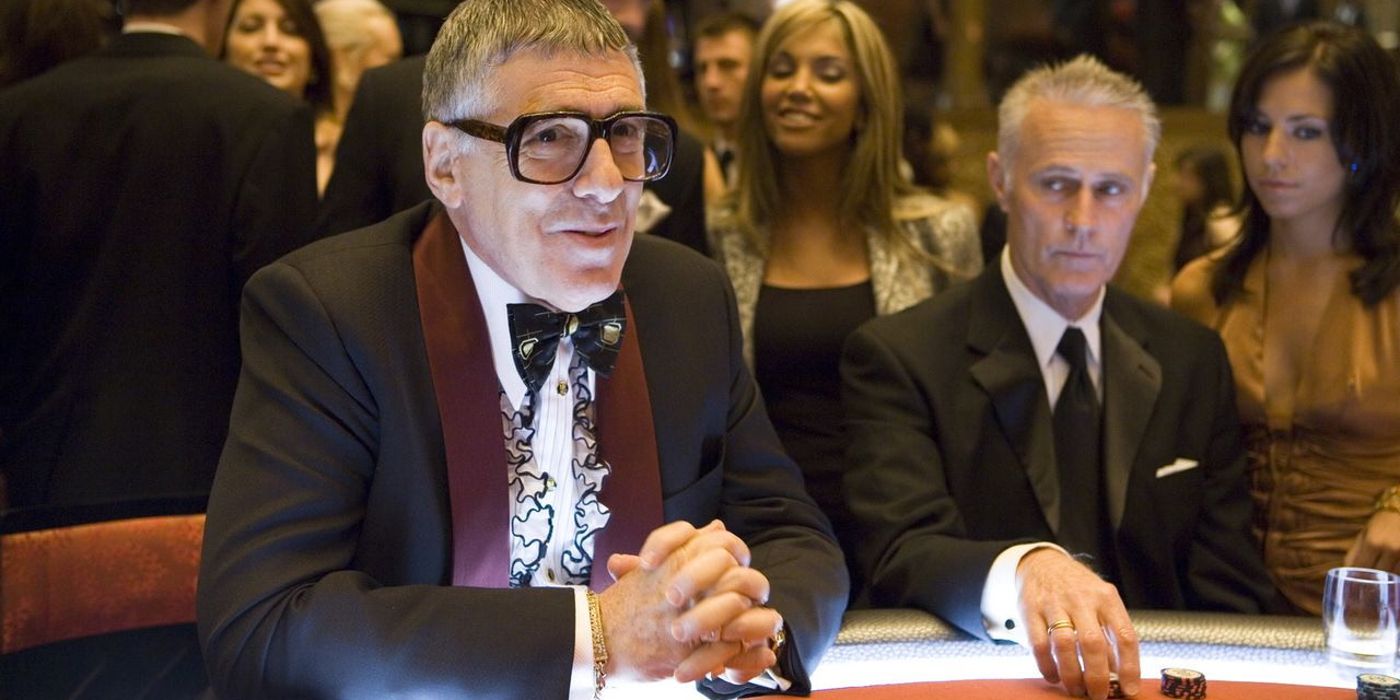 Elliott Gould como Ruben Tishkoff se sienta en una mesa en un casino de Las Vegas en Ocean's Eleven