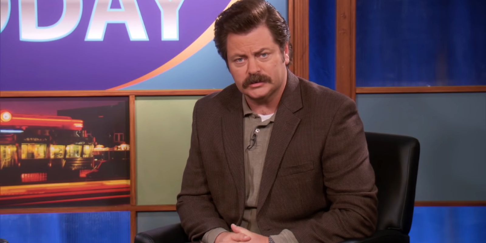 Ron fala com um interlocutor no Pawnee Today.