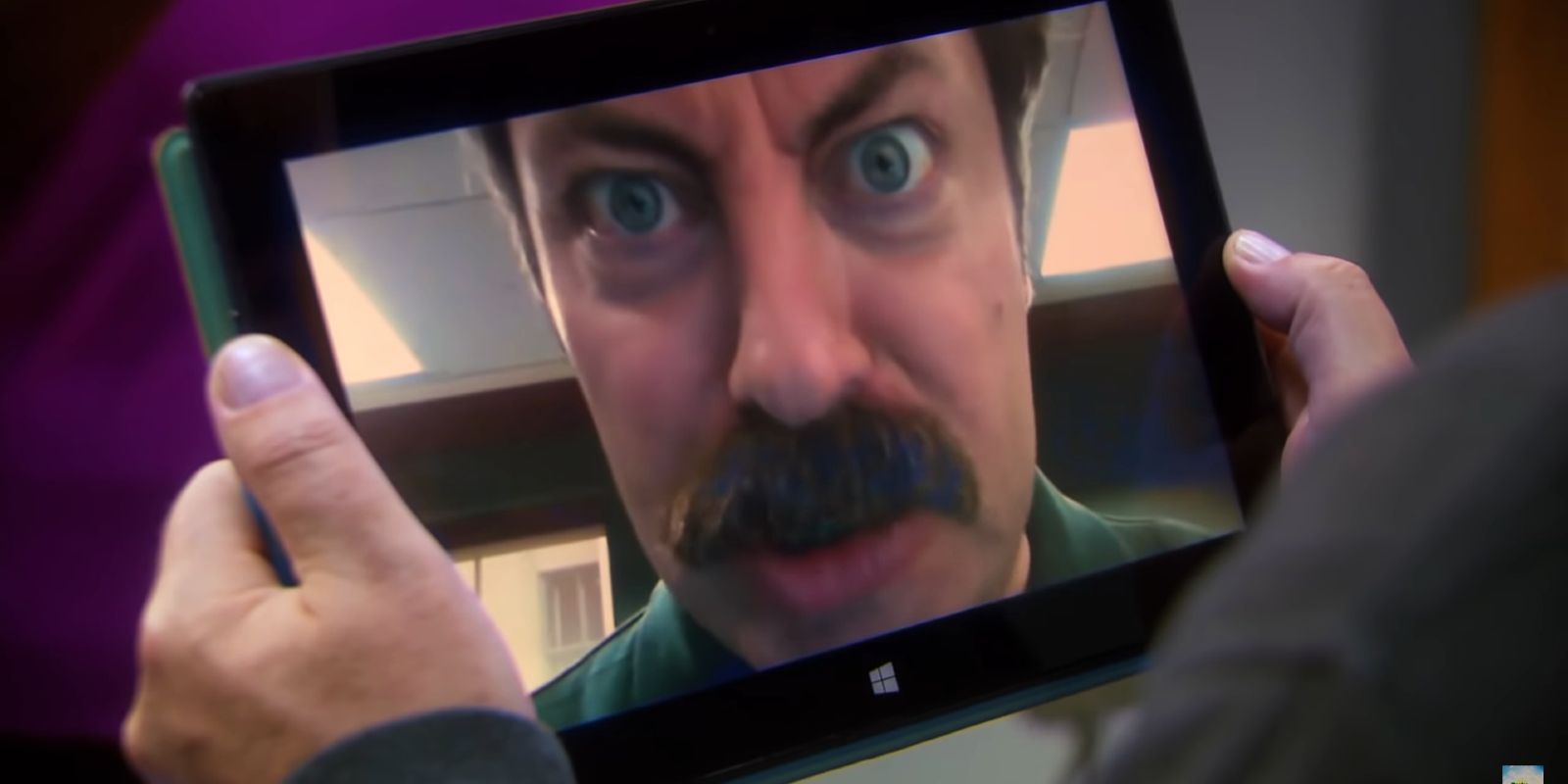 Ron grita um comando de voz para um tablet.
