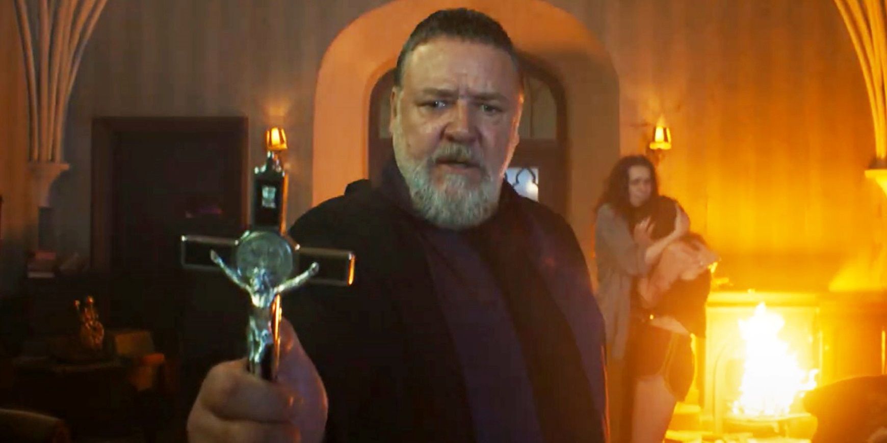 Russell Crowe segurando uma cruz em O Exorcista do Papa