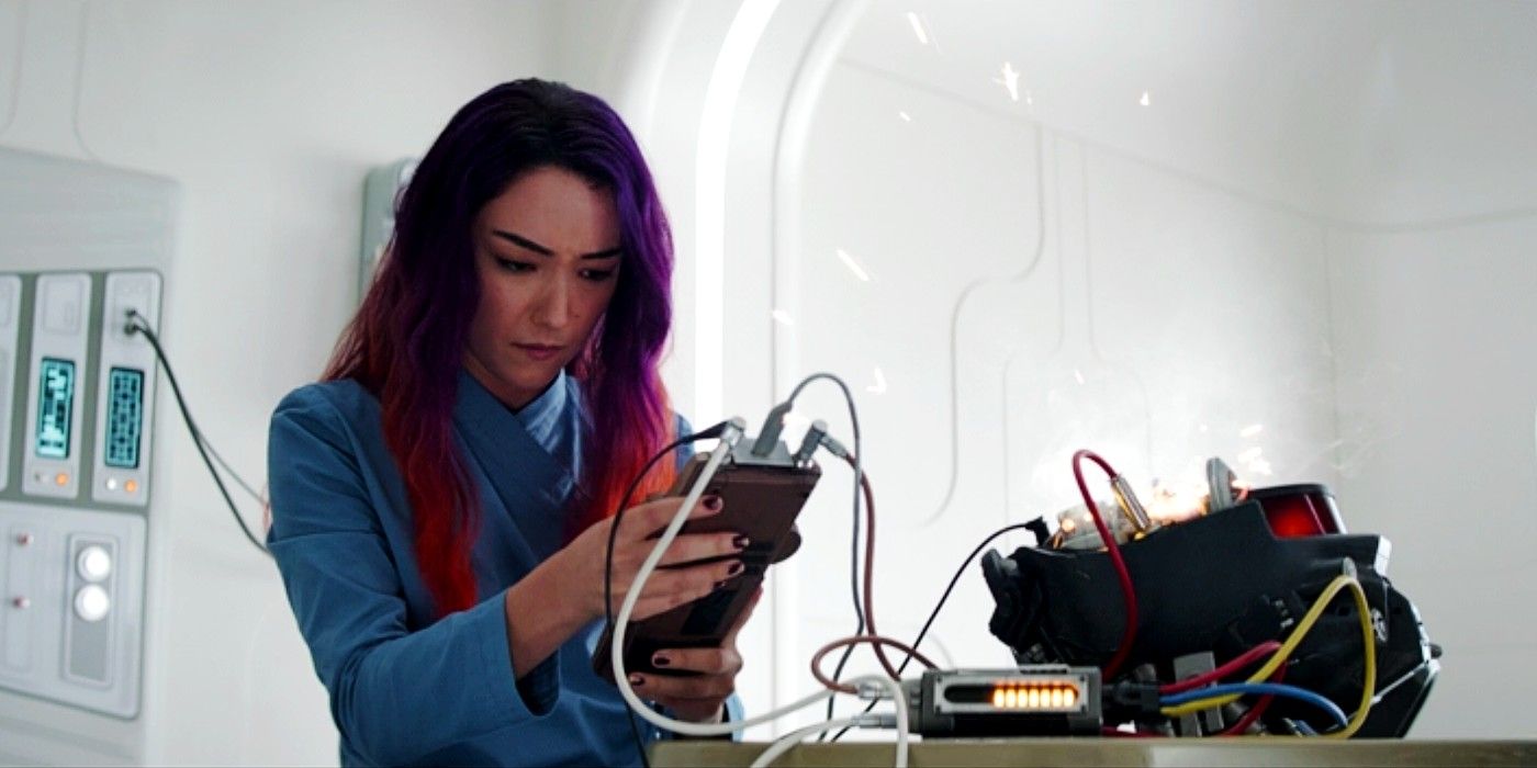 Sabine hackera un Droide Assassino di Hong Kong nell'episodio 2 di Ahsoka