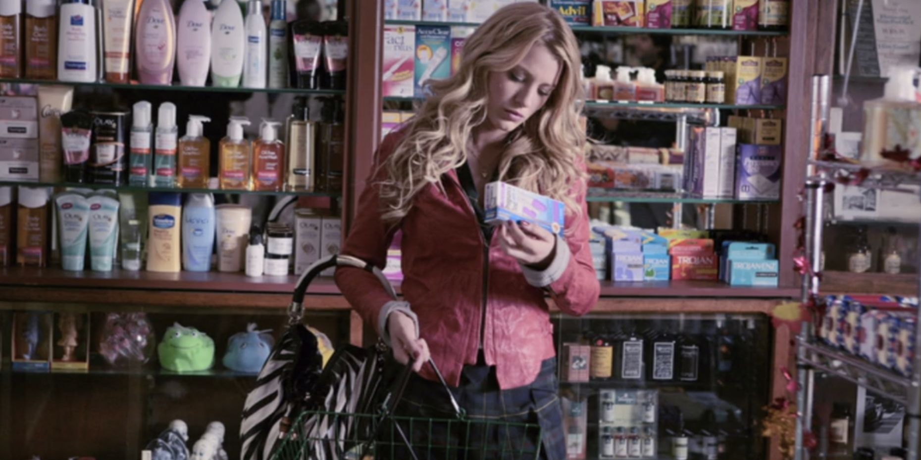 Serena holding a pregnancy test in a store in the first season of Gossip Girl