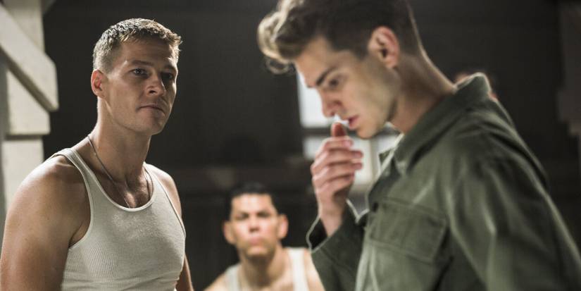 Luke Bracey as Smitty looking at Desmond Doss (Andrew Garfield) in Hacksaw Ridge