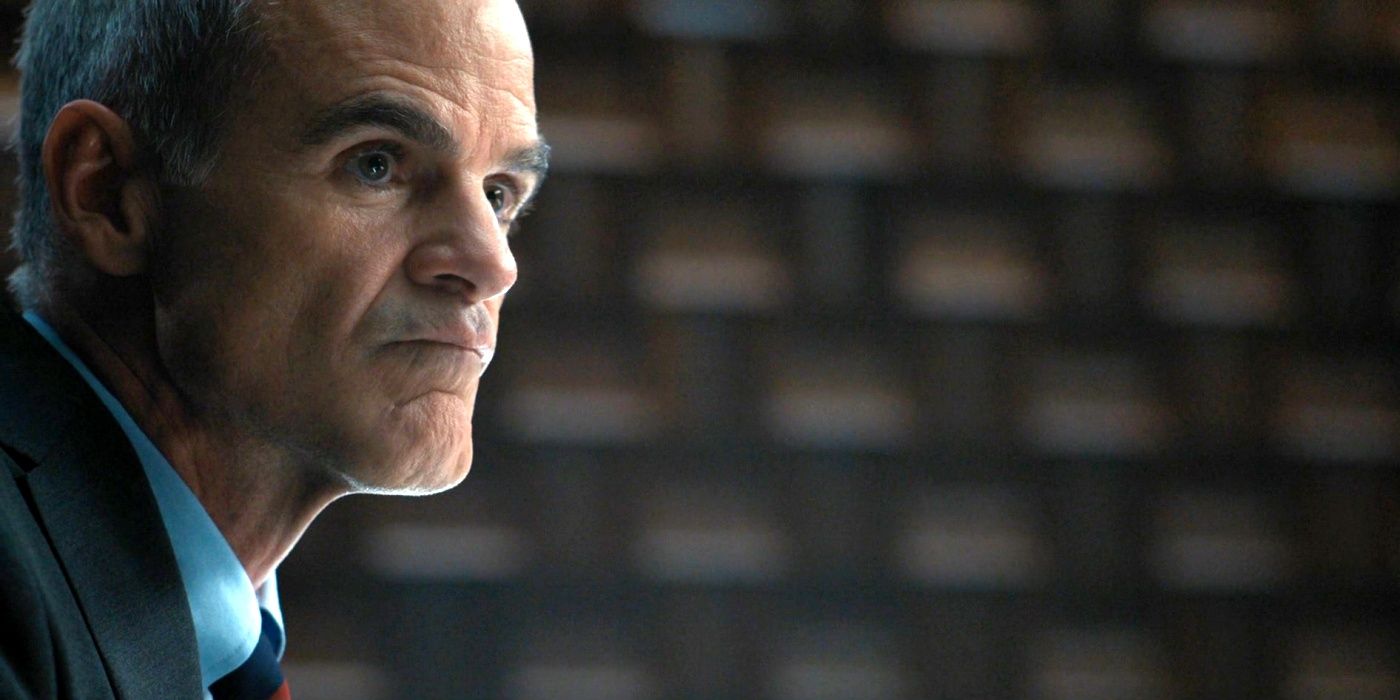 Byron Westfield (Michael Kelly) con un traje serio en el episodio 5 de Special Ops: Lioness.