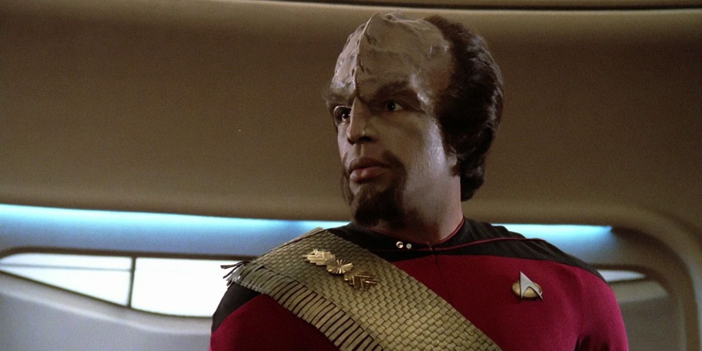 This Worf Scene In Star Trek: The Next Generation's Very First Episode Set Up His Entire Character Arc