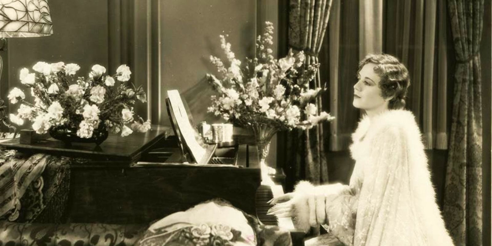 Lois Wilson plays a grand piano in The Gamblers.