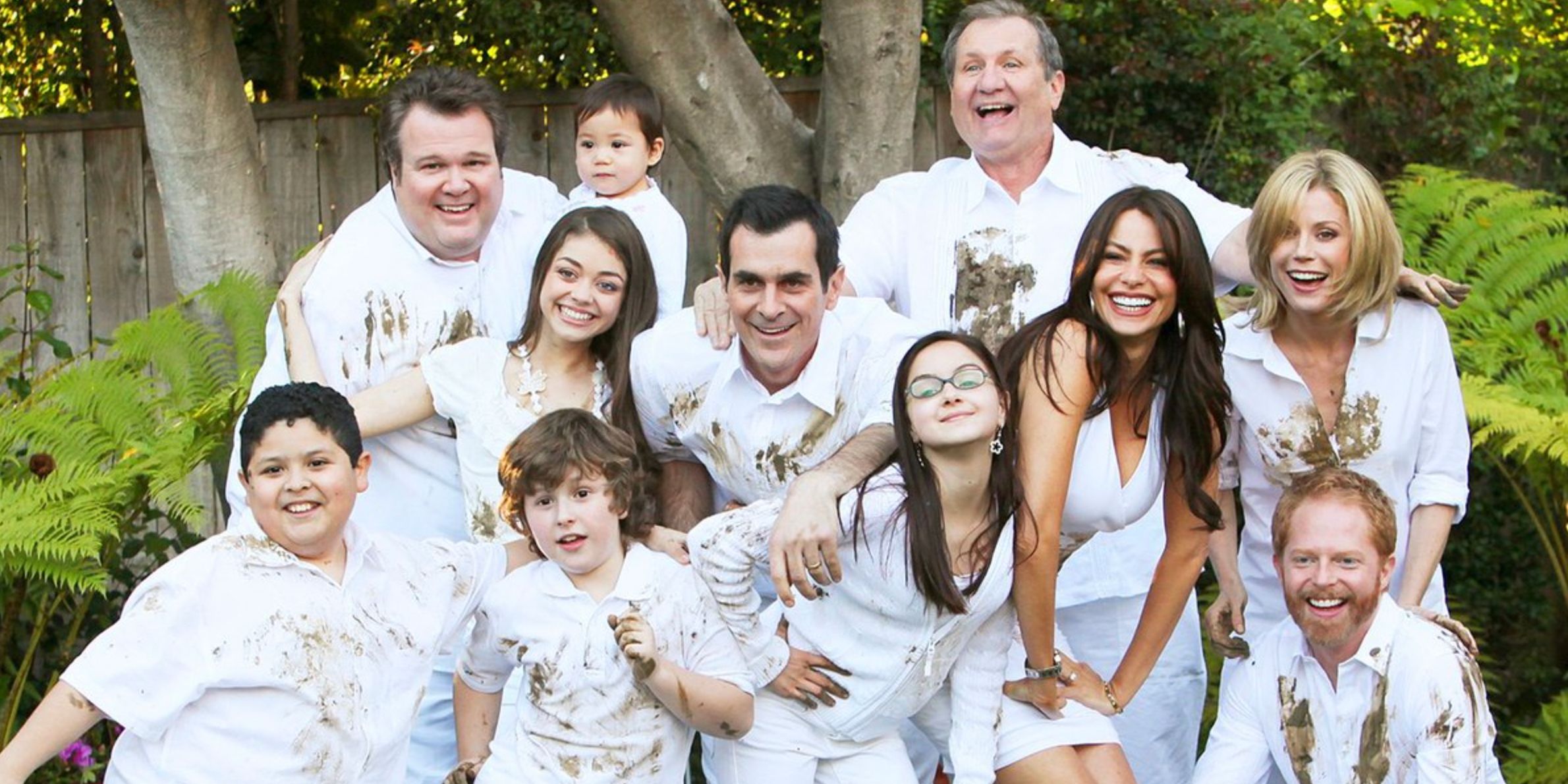 The Modern Family Cast All In White In Season 1 Posing For A Photo With Dirt On Their Clothes 