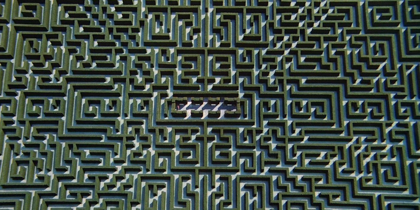 Overhead shot of Wendy and Danny in the center of the hedge maze in The Shining.