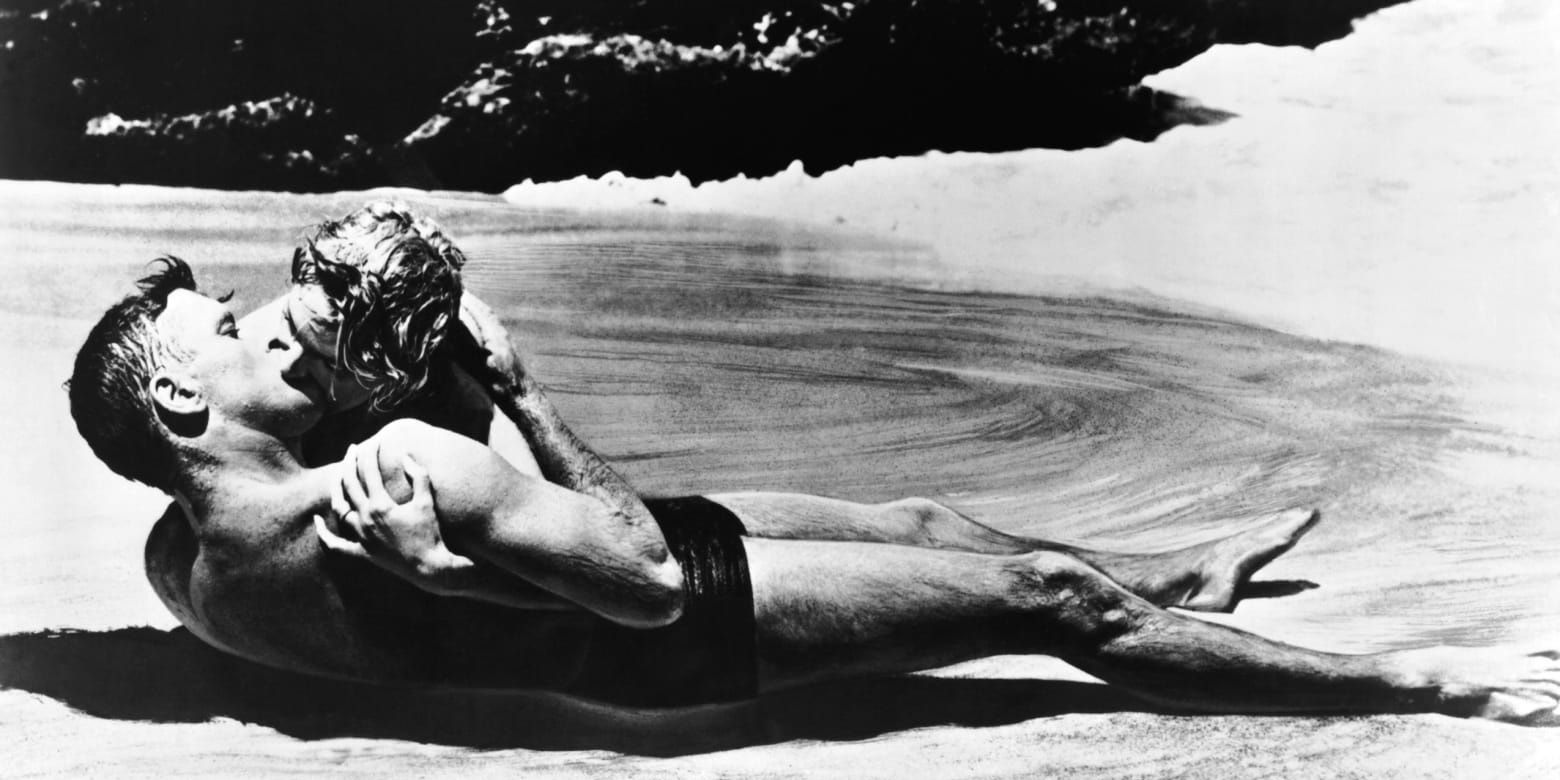 Warden and Karen kiss on the beach in From Here to Eternity