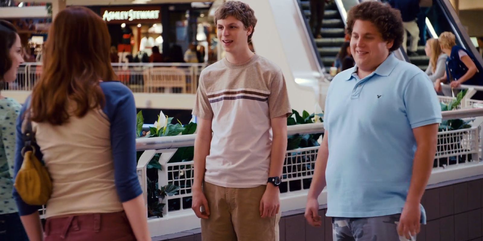 Evan and Seth talk to their crushes in the mall.