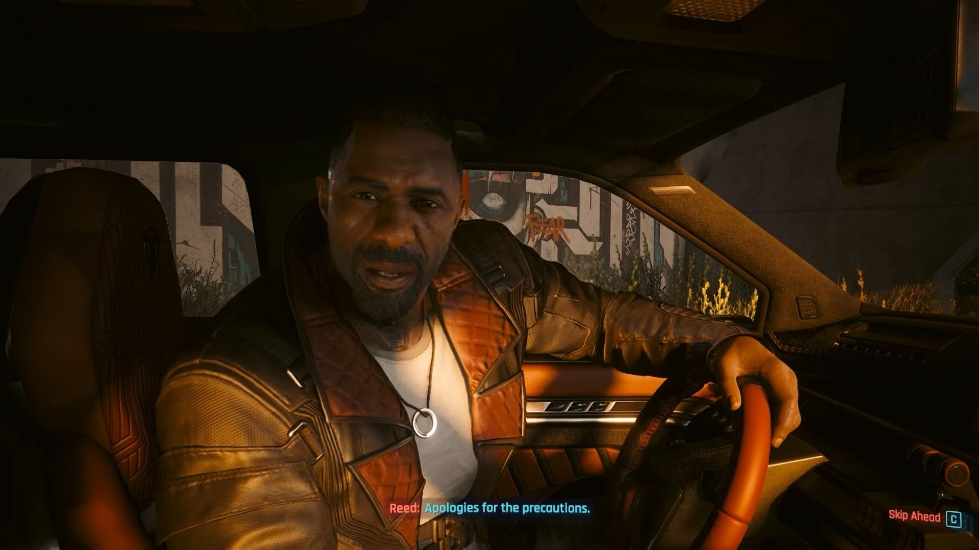 Solomon Reed, retratado por Idris Elba, sentado ao volante de um carro em Cyberpunk 2077.