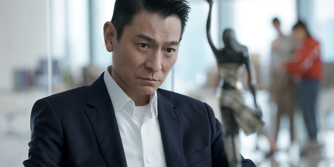 Andy Lau olhando prêmio no filme Imperador