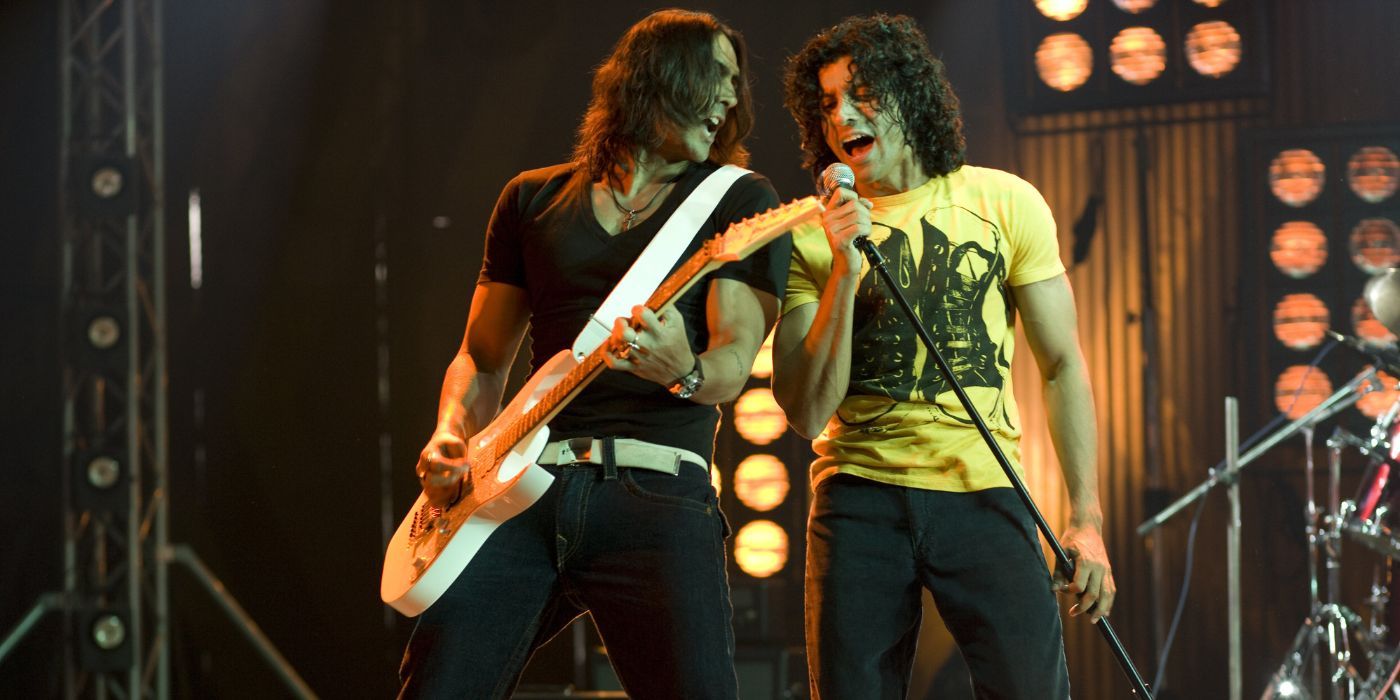 Arjum Rampal playing the guitar and Farhan Akhtar singing on the mic in Rock On