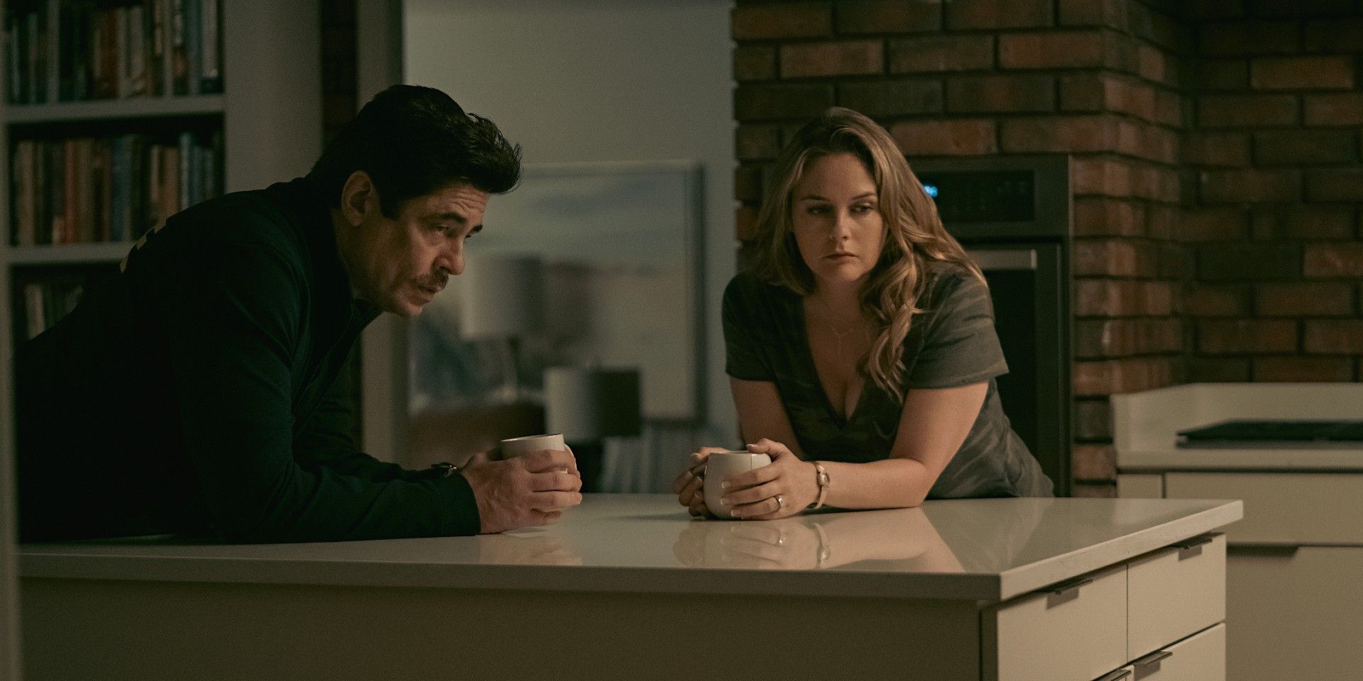 Benicio Del Toro and Alicia Silverstone in Reptile