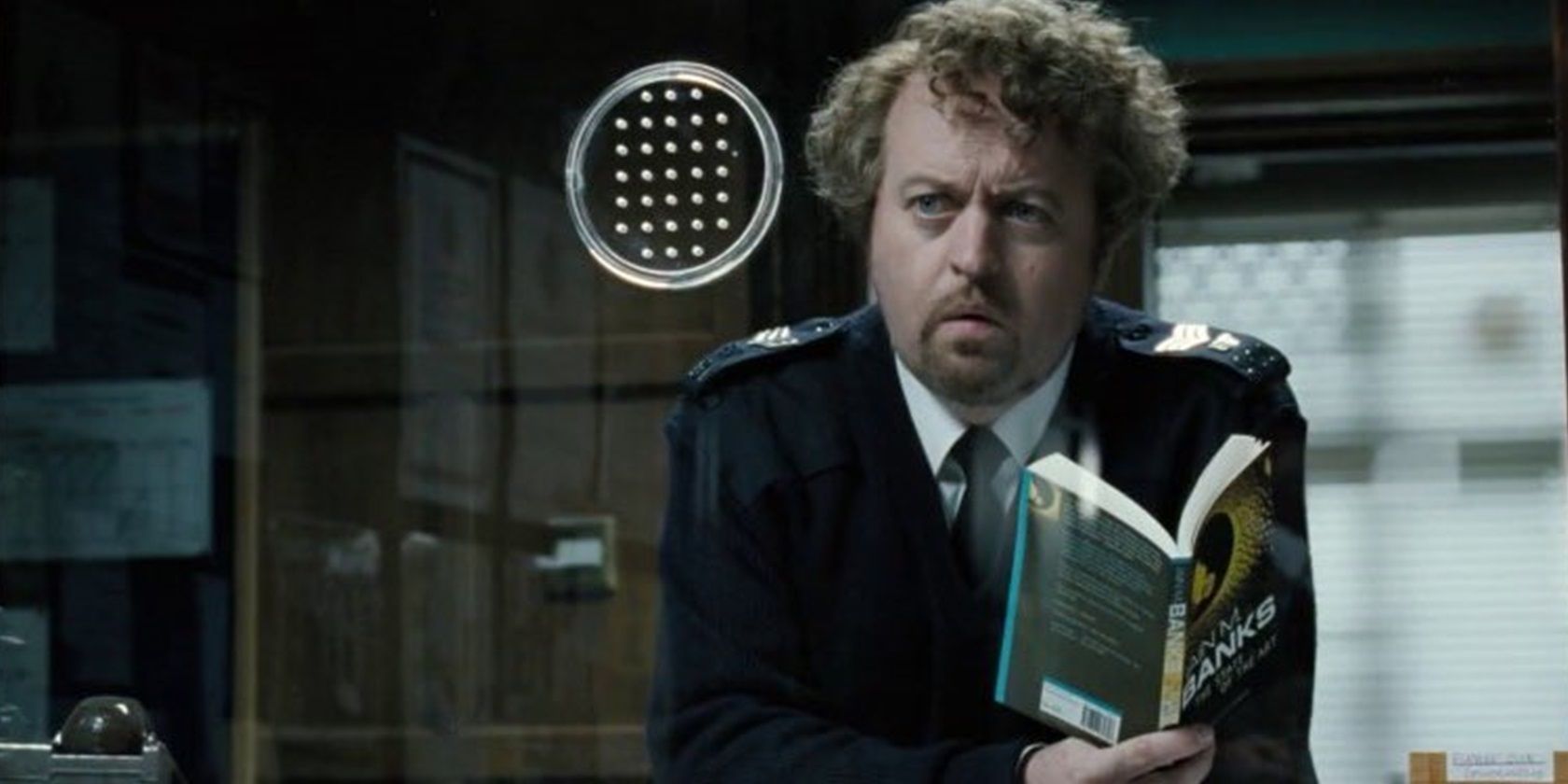Bill Bailey reads a book in Hot Fuzz