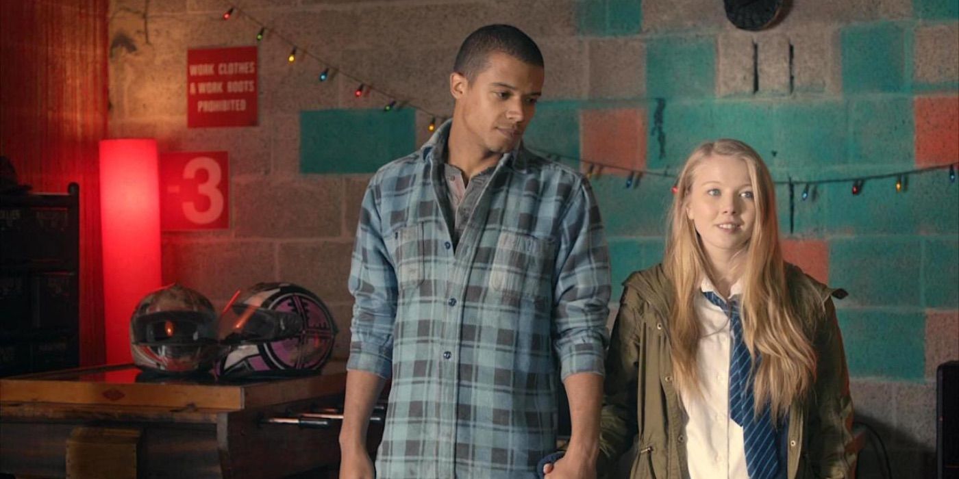 Dean holds hands with Chloe in Broadchurch