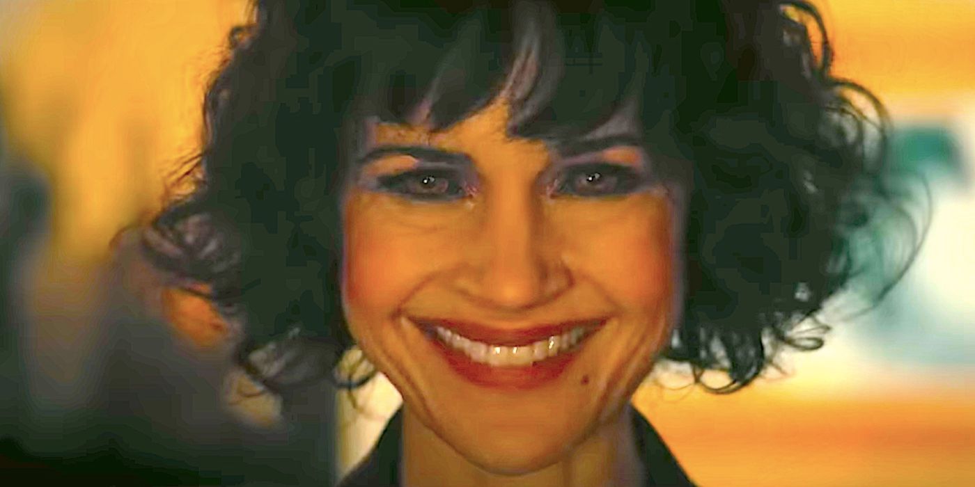 Carla Gugino interpretando Verna em uma imagem que está rindo no trailer de A Queda da Casa de Usher