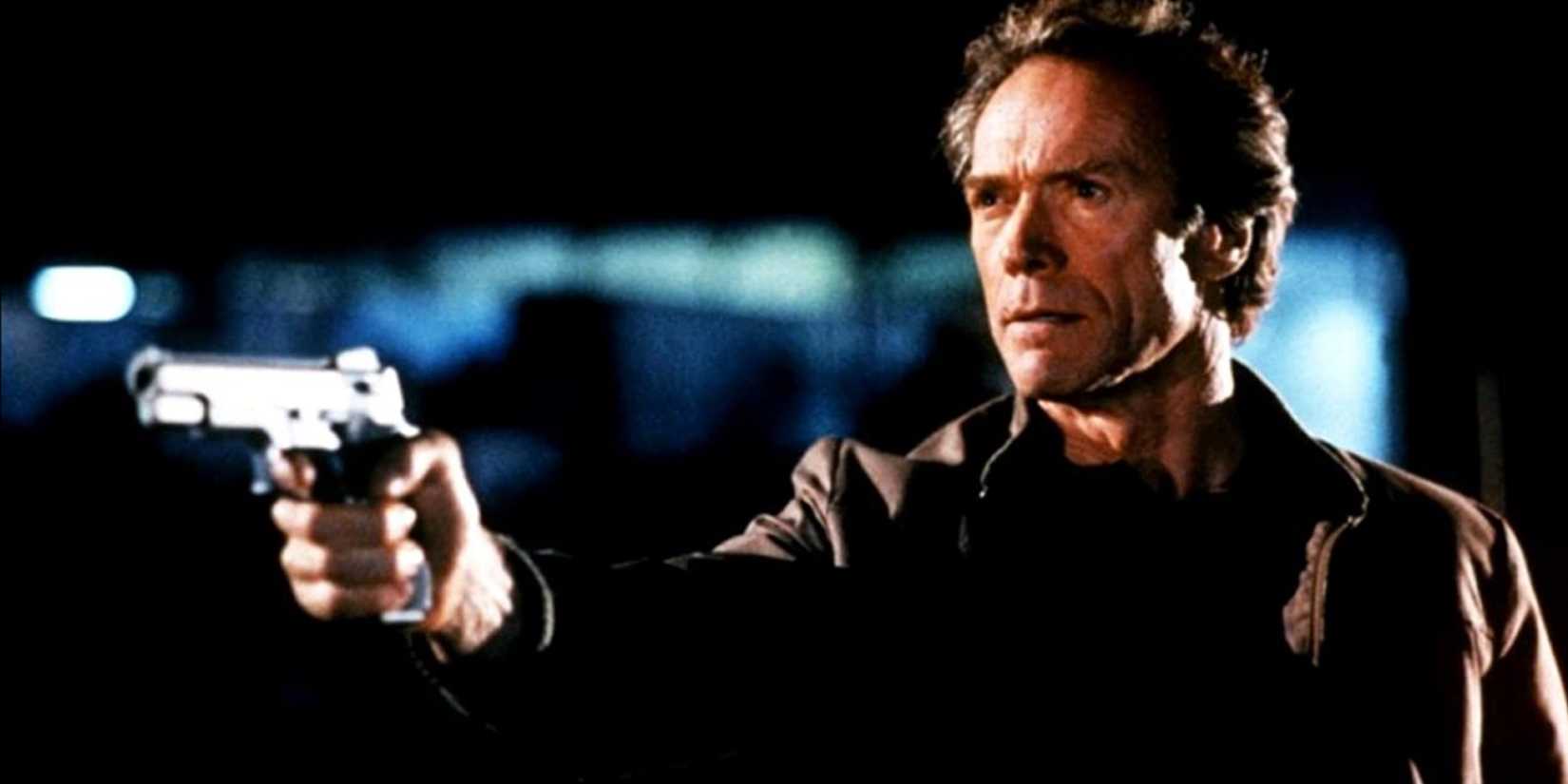 Clint Eastwood as Nick Pulovski with a gun in The Rookie