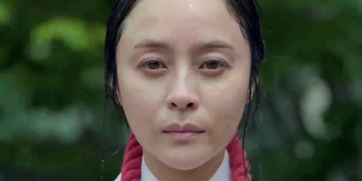 Court Lady Oh Soo-yun looks at the screen with a red rope around her neck in Moon Lovers: Scarlet Heart Ryeo.