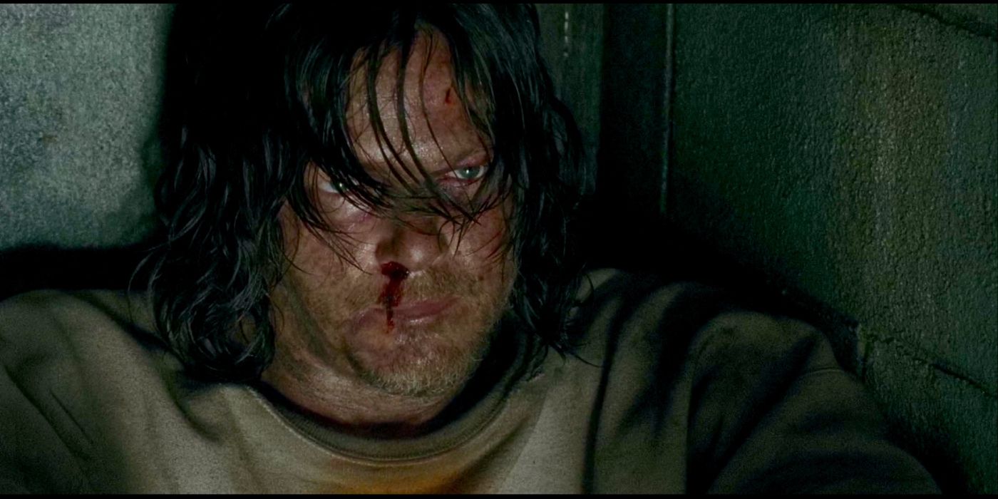Norman Reedus como Daryl Dixon preso com o nariz sangrando em The Walking Dead