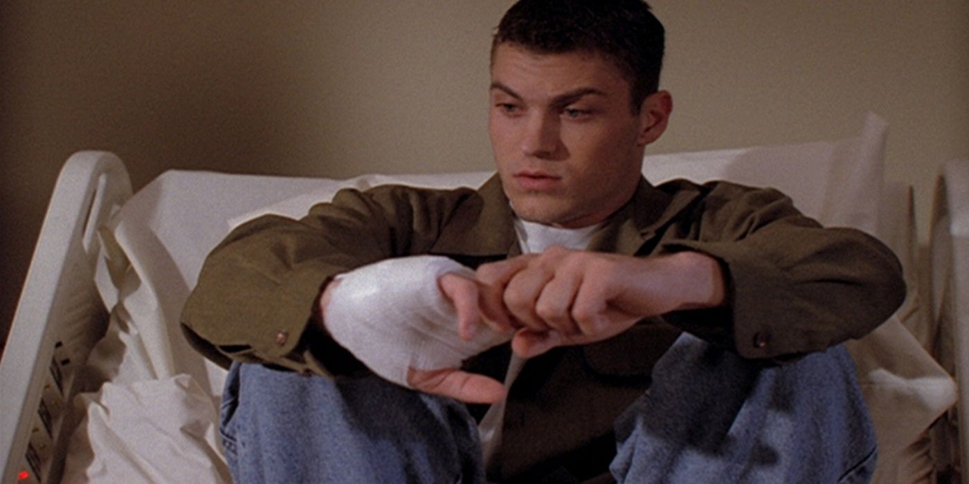 David wearing a cast on Beverly Hills 90210.