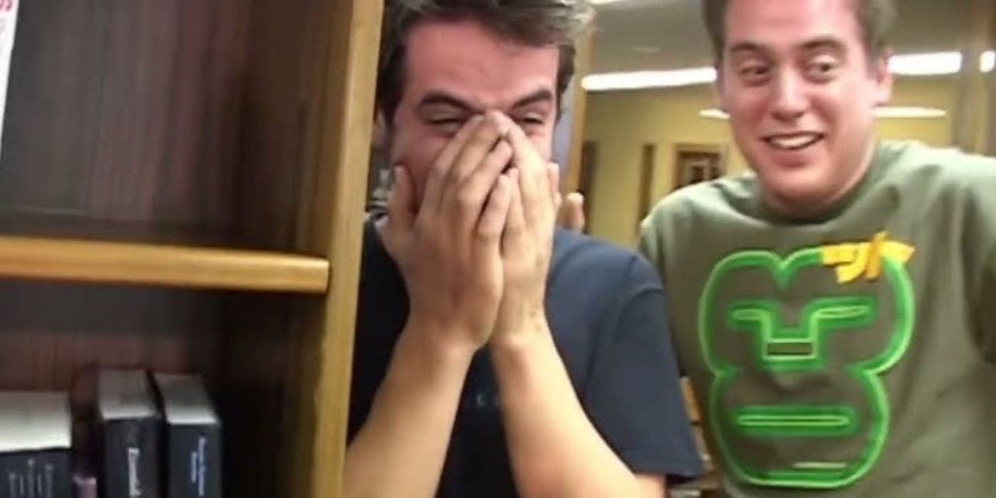 Dick and Dom play Bogies in the library in Dick &amp; Dom in da Bungalow