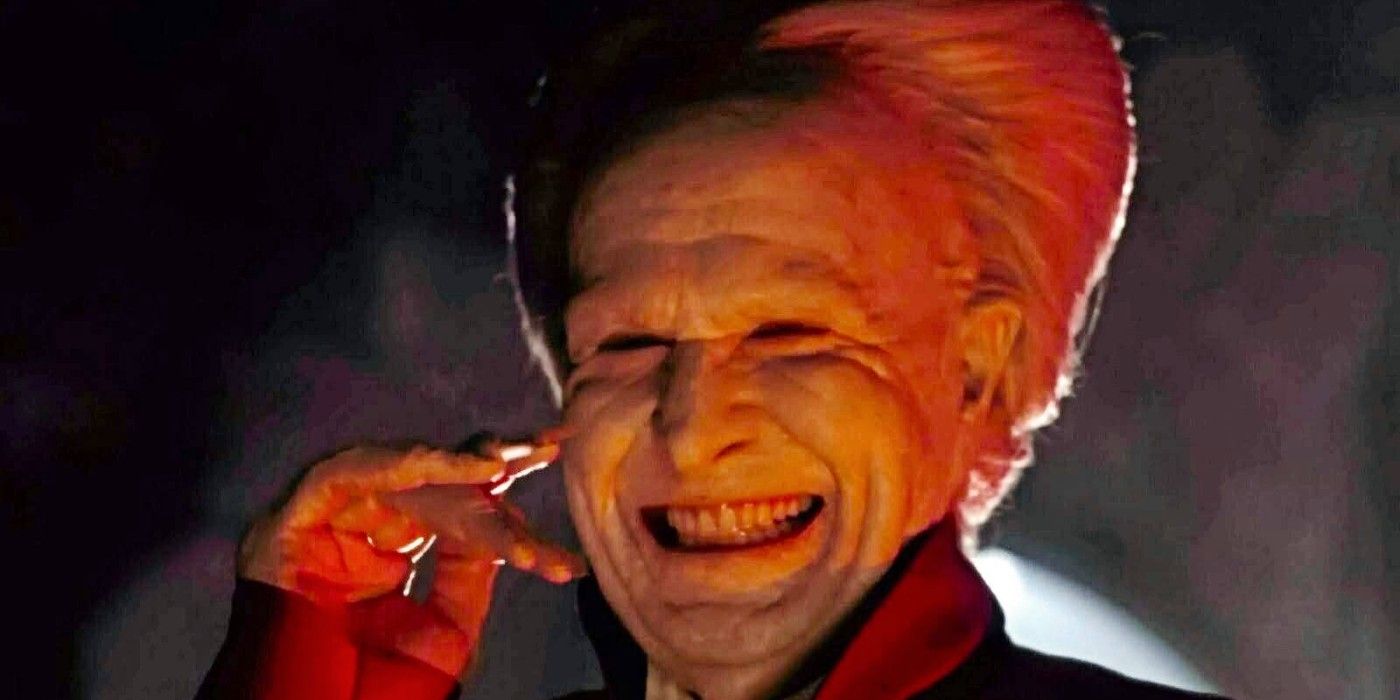 Gary Oldman dalam Drakula karya Bram Stoker tersenyum