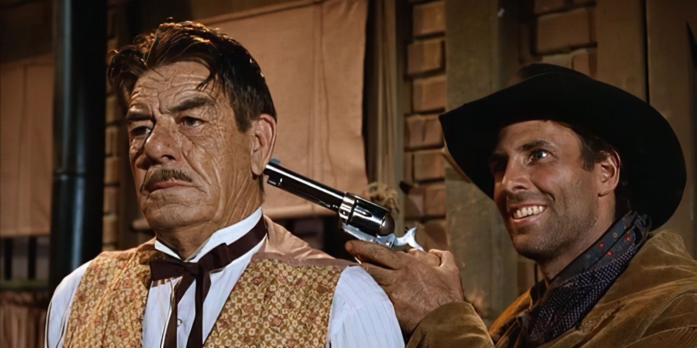 Glenn Strange como Sam Noonan aponta uma arma para sua cabeça em Gunsmoke