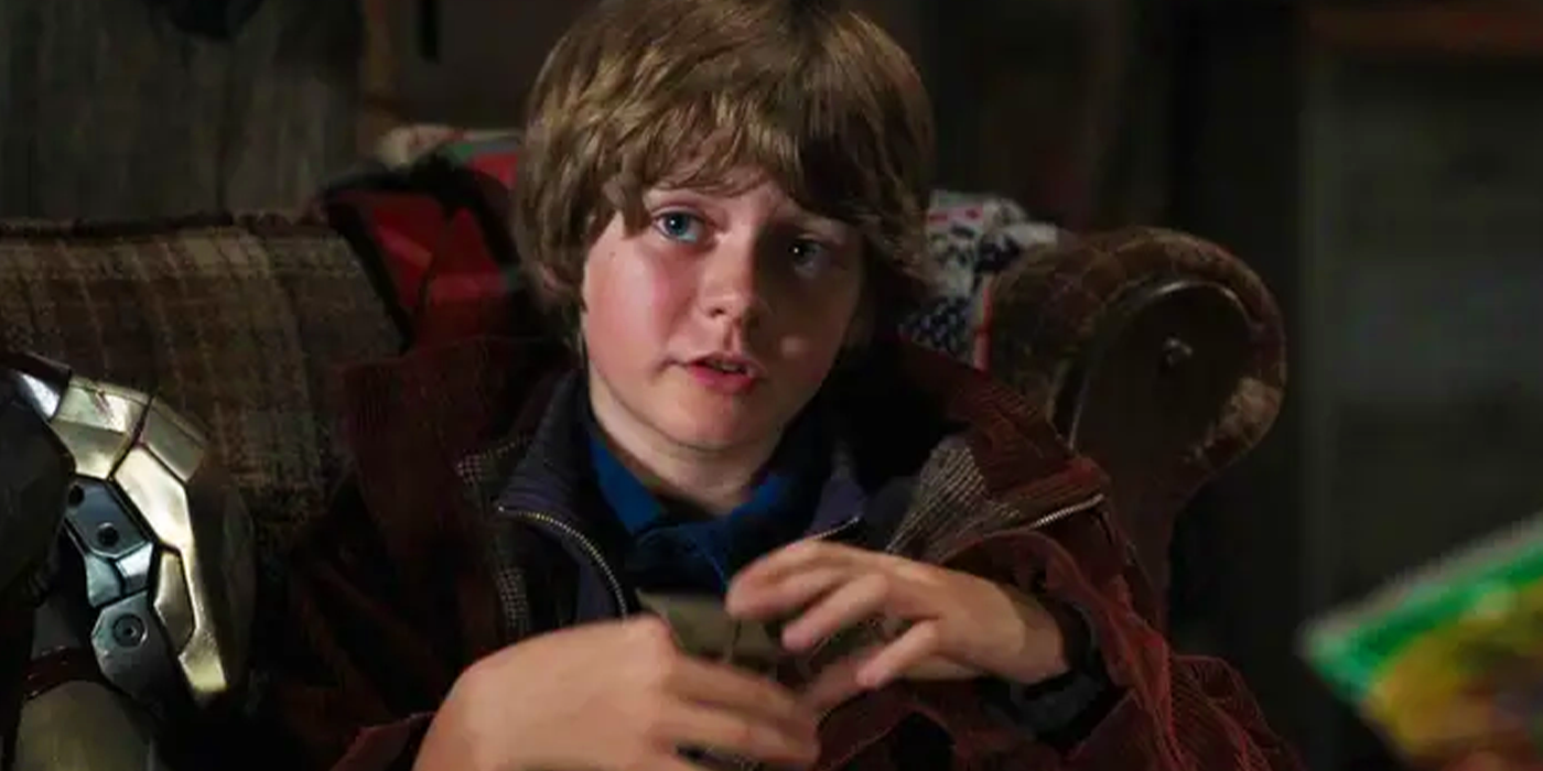 Harley Keener de Ty Simpkins está sentada em um sofá no Homem de Ferro 3 do MCU