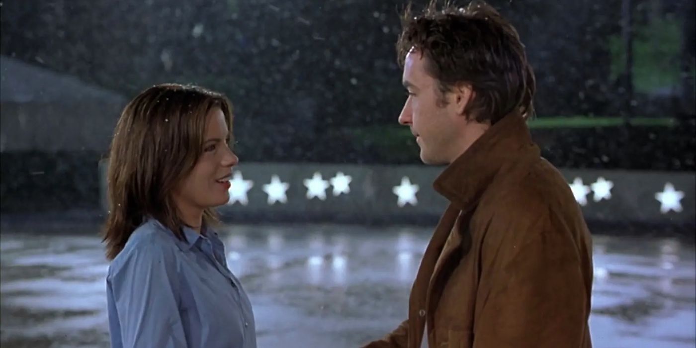 John Cusack y Kate Beckinsale como Jonathan y Sara parados en una pista de hielo en Serendipity.