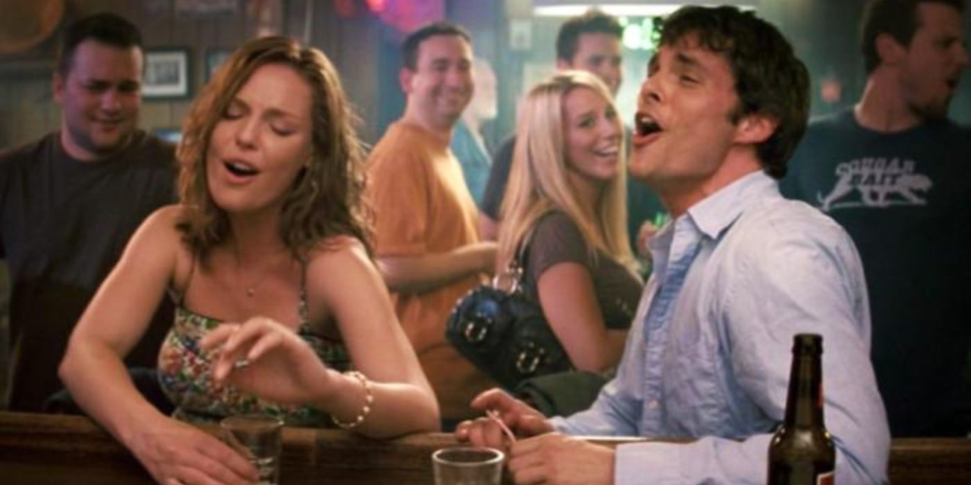 Jane and Kevin drinking and singing in a bar in 27 Dresses.