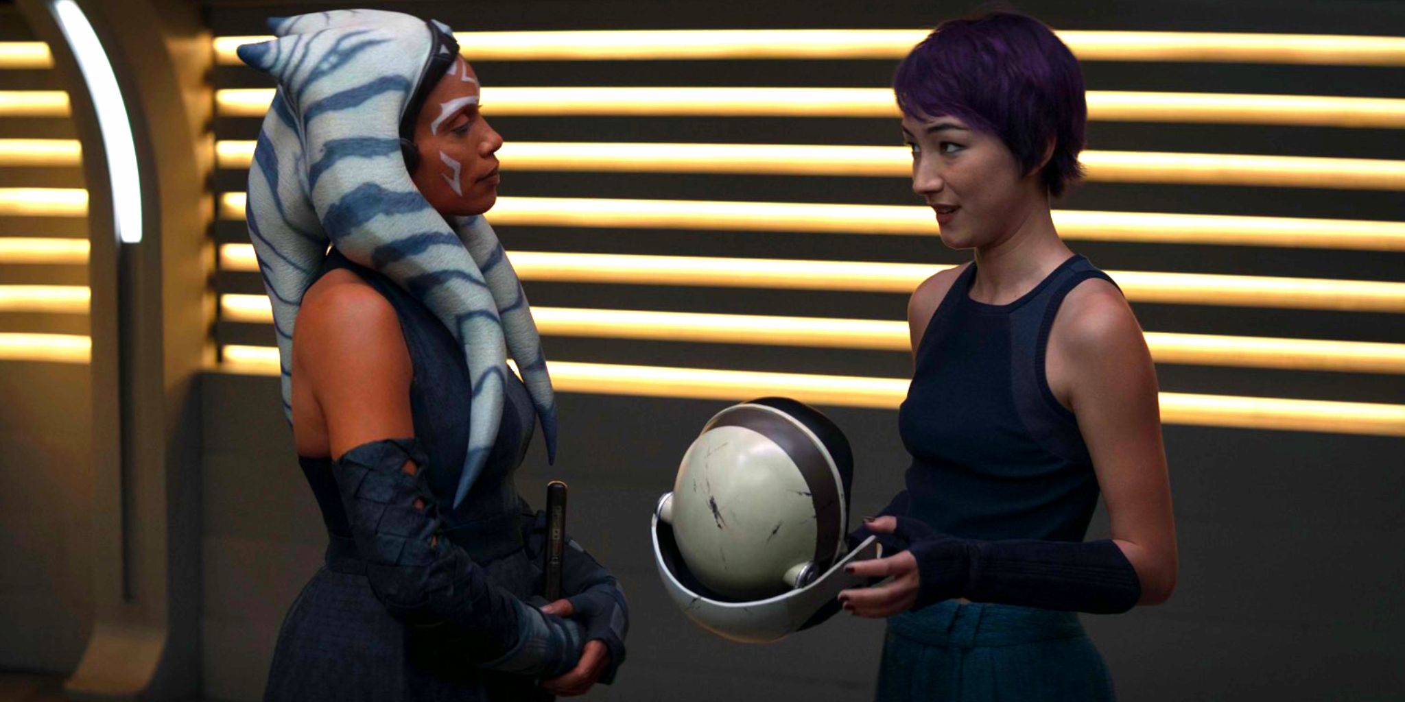 Ahsoka Tano passa o capacete de treinamento Jedi para Sabine Wren.